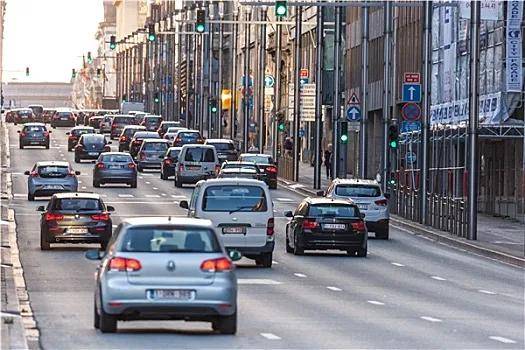 米涂配资 电动车主重燃油车，身体却遭遇“科技撤离”挑战