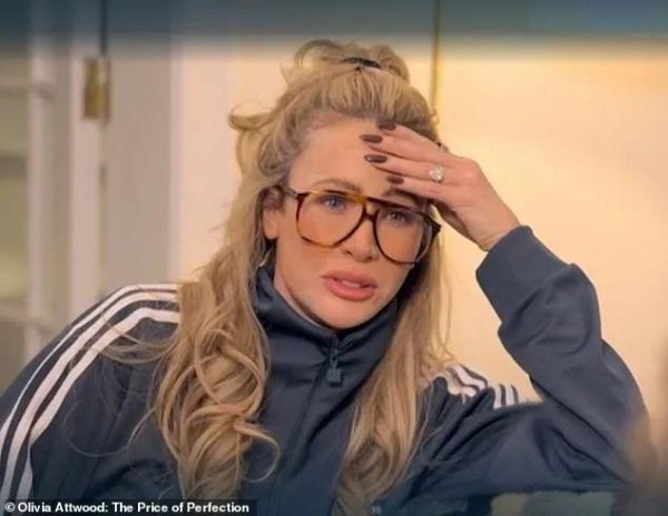 鑫优配 妹子健身房深蹲，一用力假体屁屁直接崩出来了？！ 她：不行，我还要做！