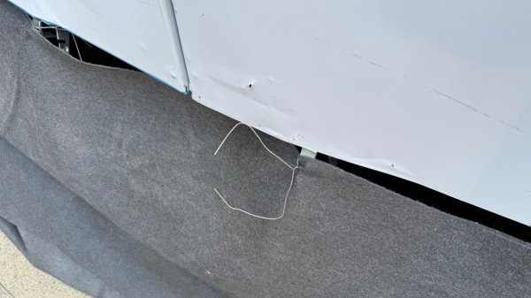 盈丰配资 商场围挡铅丝外露存隐患 施工方承诺尽快整改